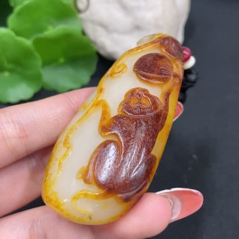 古玩玉器和田玉靈猴獻壽題材把件真品鑒賞圖