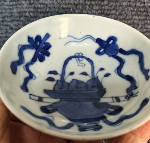 古玩陶瓷青花提籃花卉紋淺碗真品鑒賞圖