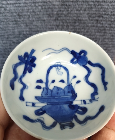 古玩陶瓷青花提籃花卉紋淺碗真品鑒賞圖