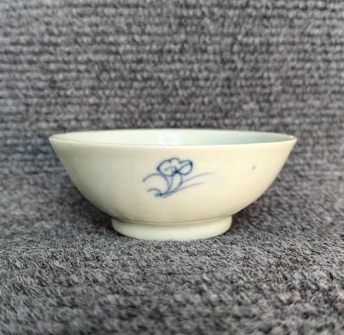 古玩陶瓷青花提籃花卉紋淺碗真品鑒賞圖