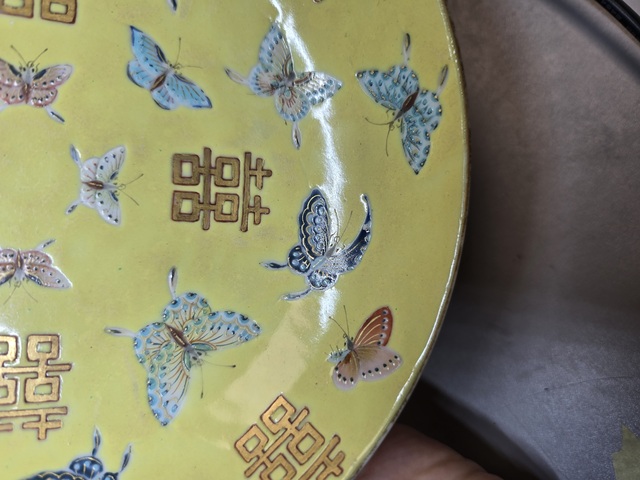 古玩陶瓷黃地粉彩蝴蝶八喜紋盤真品鑒賞圖