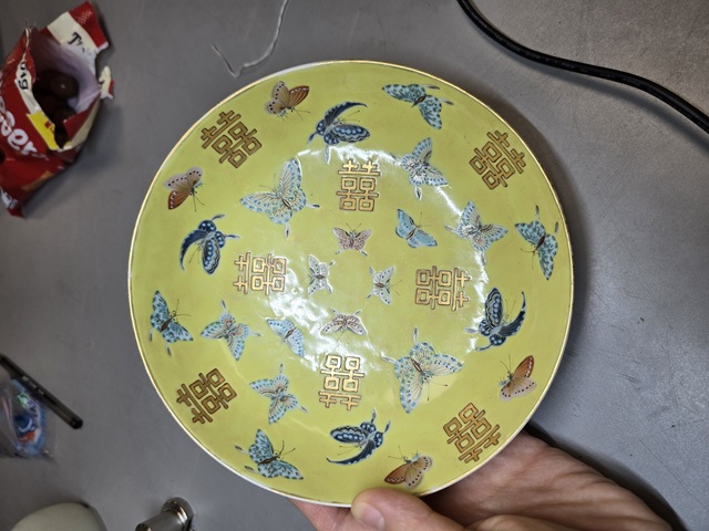 古玩陶瓷黃地粉彩蝴蝶八喜紋盤真品鑒賞圖