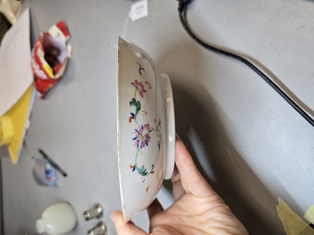 古玩陶瓷黃地粉彩蝴蝶八喜紋盤真品鑒賞圖