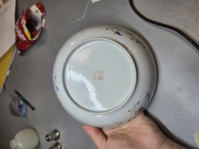 古玩陶瓷黃地粉彩蝴蝶八喜紋盤真品鑒賞圖