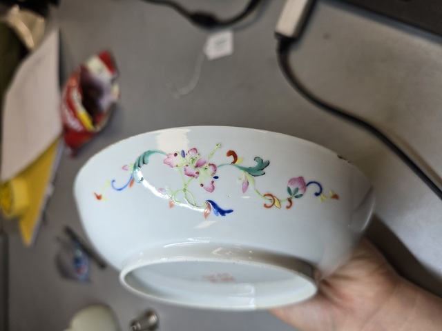 古玩陶瓷黃地粉彩蝴蝶八喜紋盤真品鑒賞圖