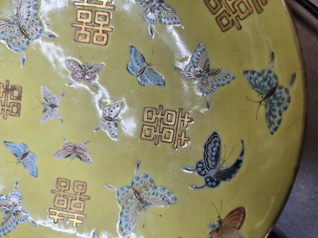 古玩陶瓷黃地粉彩蝴蝶八喜紋盤真品鑒賞圖