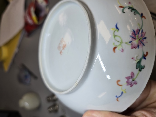 古玩陶瓷黃地粉彩蝴蝶八喜紋盤真品鑒賞圖