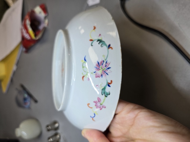 古玩陶瓷黃地粉彩蝴蝶八喜紋盤真品鑒賞圖