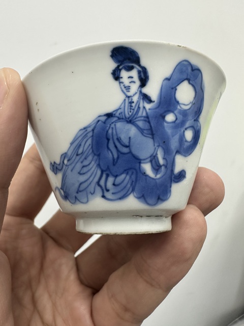 古玩陶瓷仕女嬰戲紋青花杯真品鑒賞圖