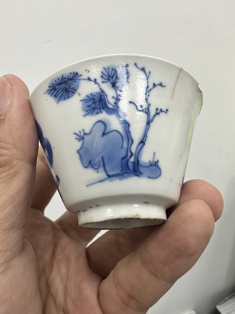 古玩陶瓷仕女嬰戲紋青花杯真品鑒賞圖