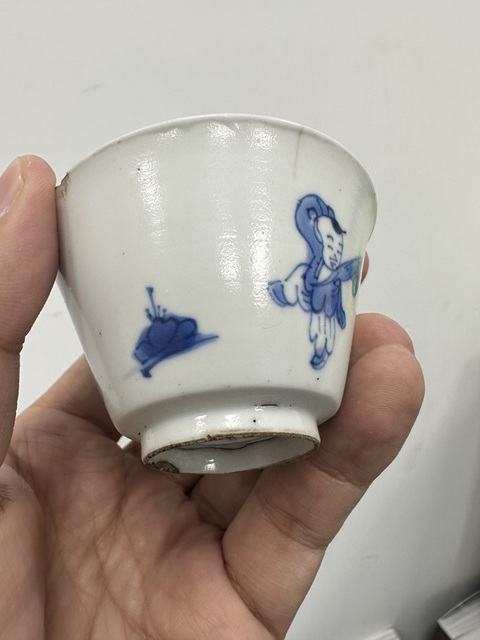 古玩陶瓷仕女嬰戲紋青花杯真品鑒賞圖