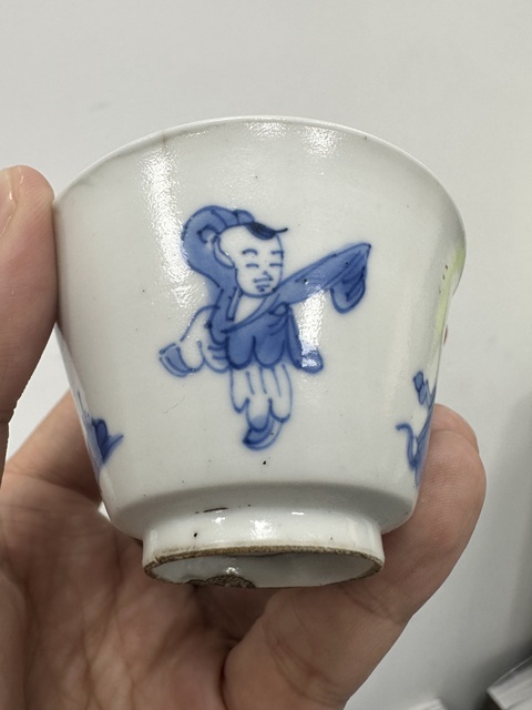 古玩陶瓷仕女嬰戲紋青花杯真品鑒賞圖