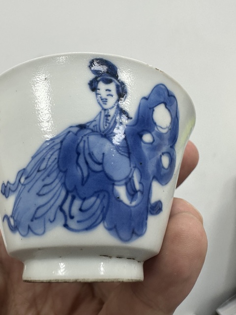 古玩陶瓷仕女嬰戲紋青花杯真品鑒賞圖