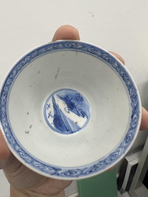 古玩陶瓷仕女嬰戲紋青花杯真品鑒賞圖