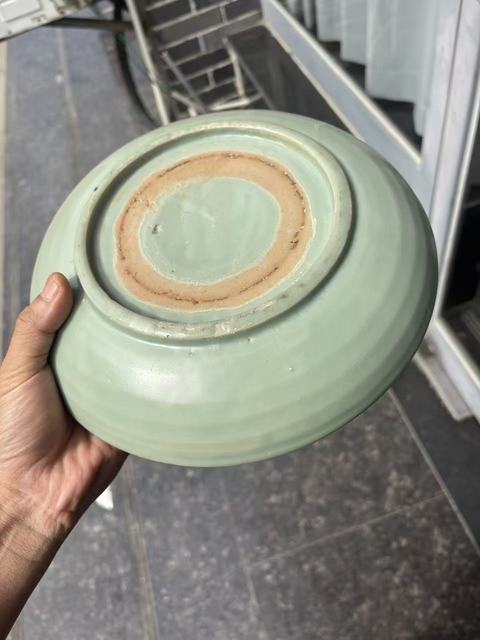 古玩陶瓷龍泉窯青釉印花盤真品鑒賞圖