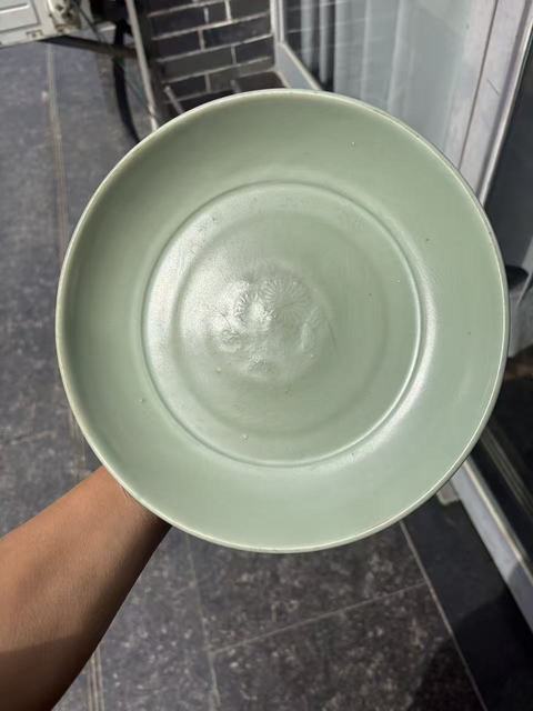 古玩陶瓷龍泉窯青釉印花盤真品鑒賞圖