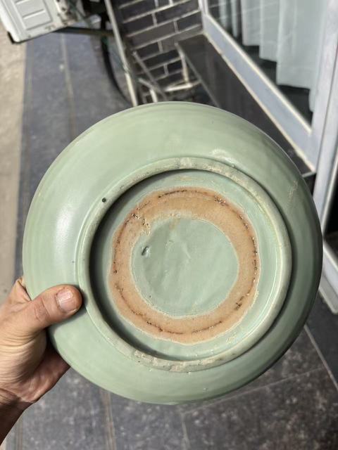 古玩陶瓷龍泉窯青釉印花盤真品鑒賞圖