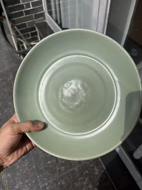 古玩陶瓷龍泉窯青釉印花盤真品鑒賞圖