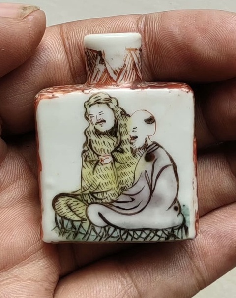 古玩陶瓷五彩人物方鼻煙壺真品鑒賞圖