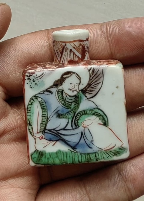 古玩陶瓷五彩人物方鼻煙壺真品鑒賞圖