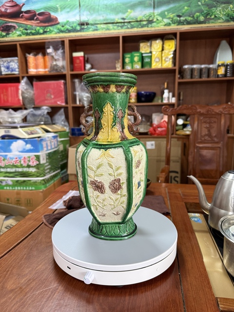 古玩陶瓷素三彩瓶真品鑒賞圖