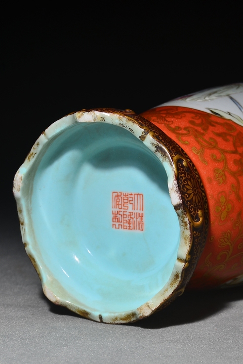 古玩陶瓷珊瑚紅釉描金開光仕女紋雙耳瓶真品鑒賞圖