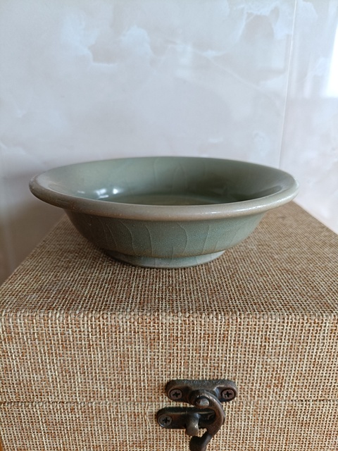 古玩陶瓷龍泉青瓷梅子青釉折沿洗真品鑒賞圖