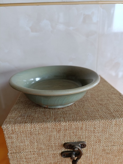 古玩陶瓷龍泉青瓷梅子青釉折沿洗真品鑒賞圖