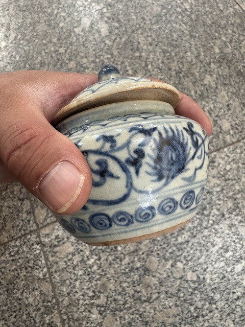 古玩陶瓷青花花卉紋蓋罐真品鑒賞圖