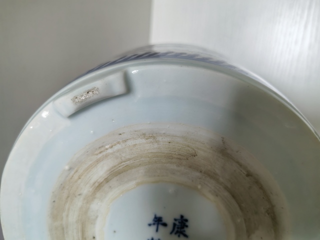 古玩陶瓷清康熙 青花纏枝花卉紋筆筒真品鑒賞圖