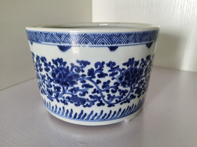 古玩陶瓷清康熙 青花纏枝花卉紋筆筒真品鑒賞圖