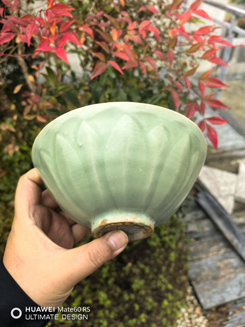 古玩陶瓷龍泉青瓷刻仰蓮紋碗真品鑒賞圖