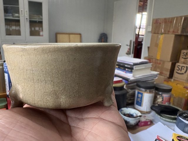 古玩陶瓷龍泉窯三足筒式香爐真品鑒賞圖