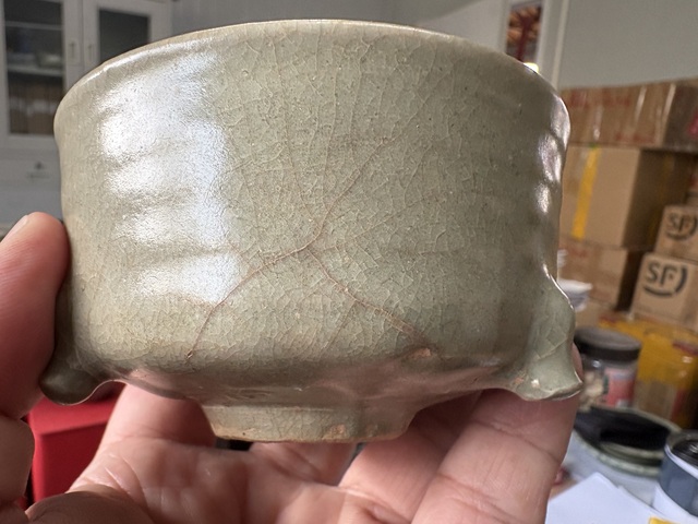 古玩陶瓷龍泉窯三足筒式香爐真品鑒賞圖