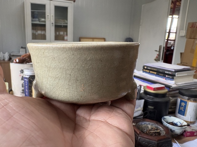 古玩陶瓷龍泉窯三足筒式香爐真品鑒賞圖