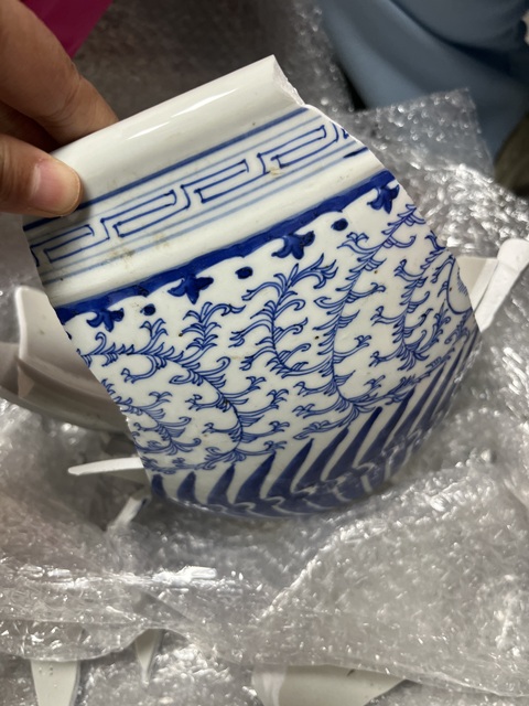 古玩陶瓷纏枝花卉紋青花缸真品鑒賞圖