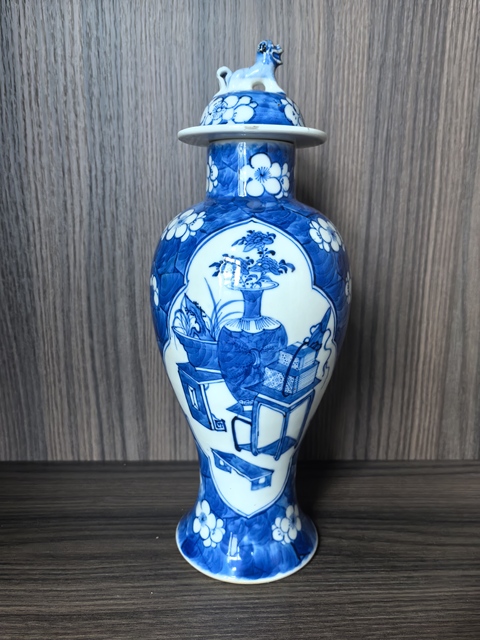 古玩陶瓷青花留白冰梅紋開光博古圖雞腿蓋瓶真品鑒賞圖