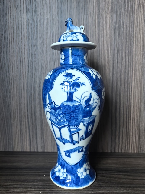 古玩陶瓷青花留白冰梅紋開光博古圖雞腿蓋瓶真品鑒賞圖