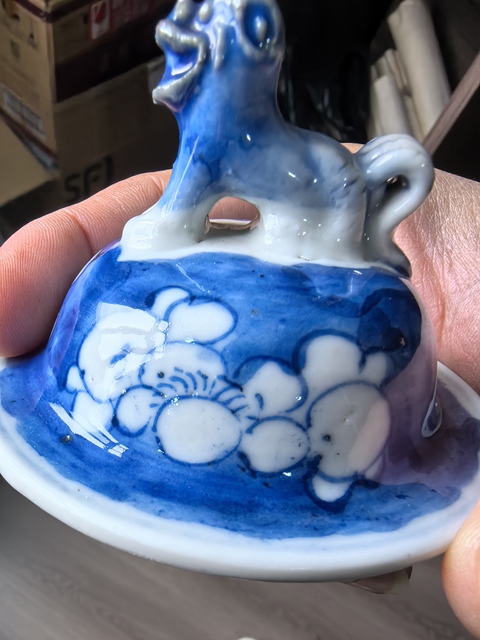 古玩陶瓷青花留白冰梅紋開光博古圖雞腿蓋瓶真品鑒賞圖