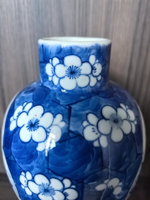 古玩陶瓷青花留白冰梅紋開光博古圖雞腿蓋瓶真品鑒賞圖