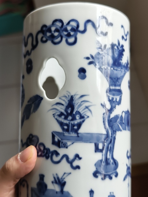 古玩陶瓷青花博古花卉婁空帽筒真品鑒賞圖