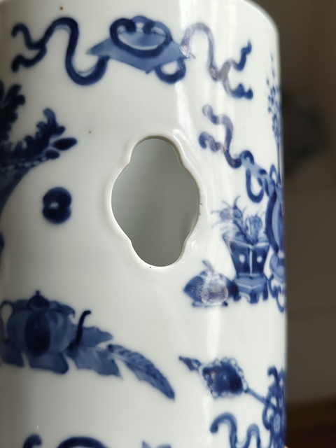 古玩陶瓷青花博古花卉婁空帽筒真品鑒賞圖