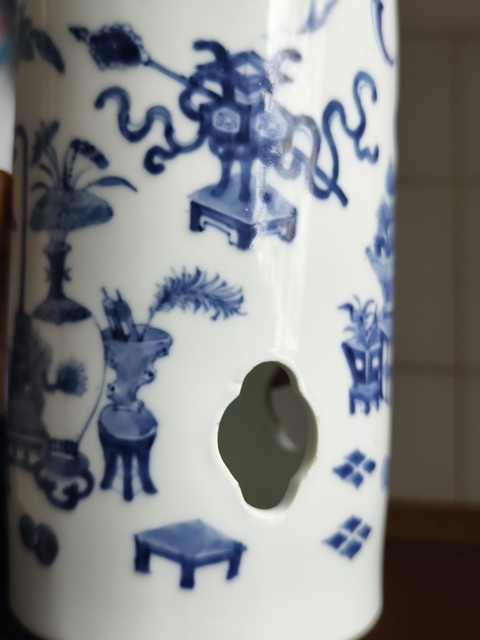 古玩陶瓷青花博古花卉婁空帽筒真品鑒賞圖