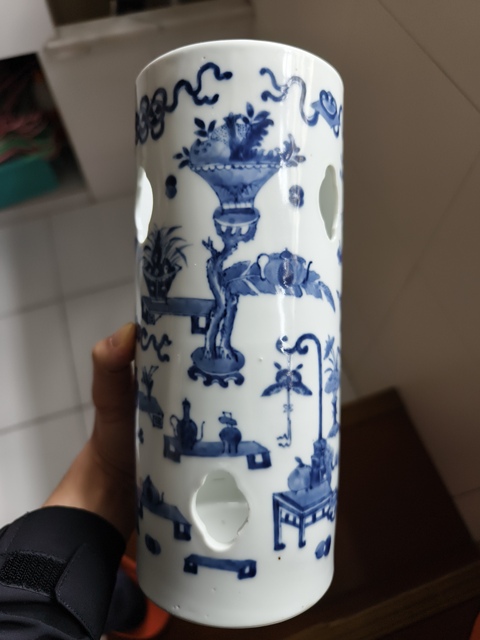 古玩陶瓷青花博古花卉婁空帽筒真品鑒賞圖