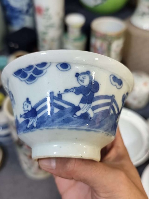 古玩陶瓷人物紋青花杯真品鑒賞圖