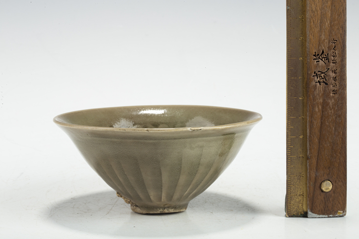 古玩陶瓷宋代·青釉印團(tuán)菊紋盞真品鑒賞圖