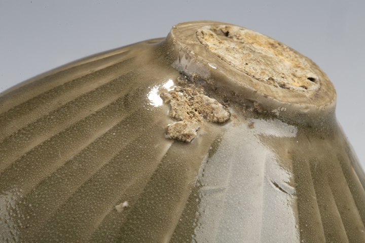 古玩陶瓷宋代·青釉印團(tuán)菊紋盞真品鑒賞圖