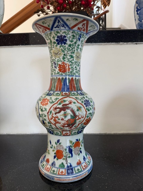 古玩陶瓷19世紀 五彩龍紋花觚（日本瓷）真品鑒賞圖