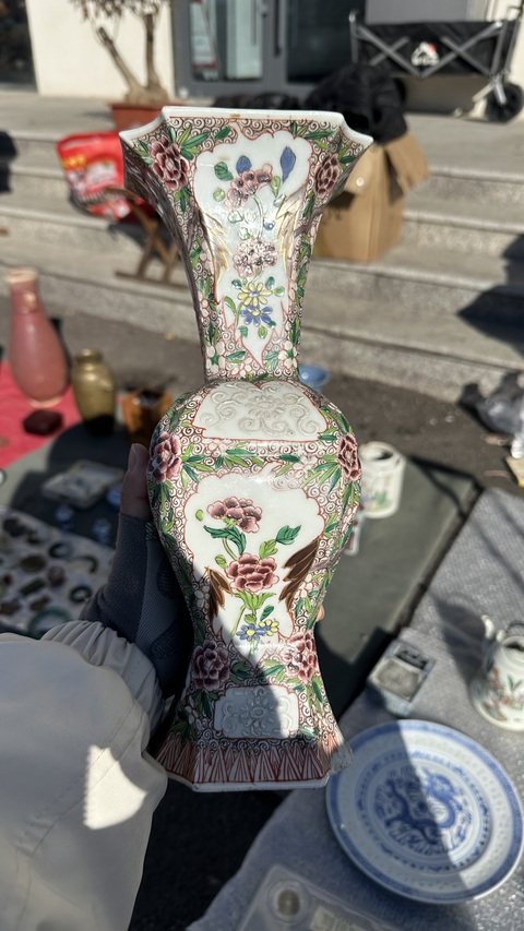 古玩陶瓷粉彩花卉紋八方瓶真品鑒賞圖