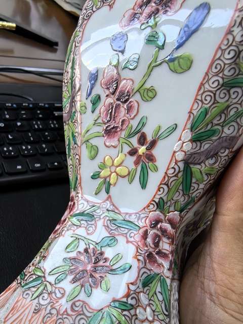 古玩陶瓷粉彩花卉紋八方瓶真品鑒賞圖